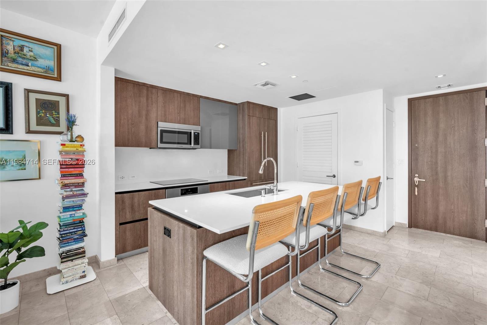 REACH CONDO - Residential