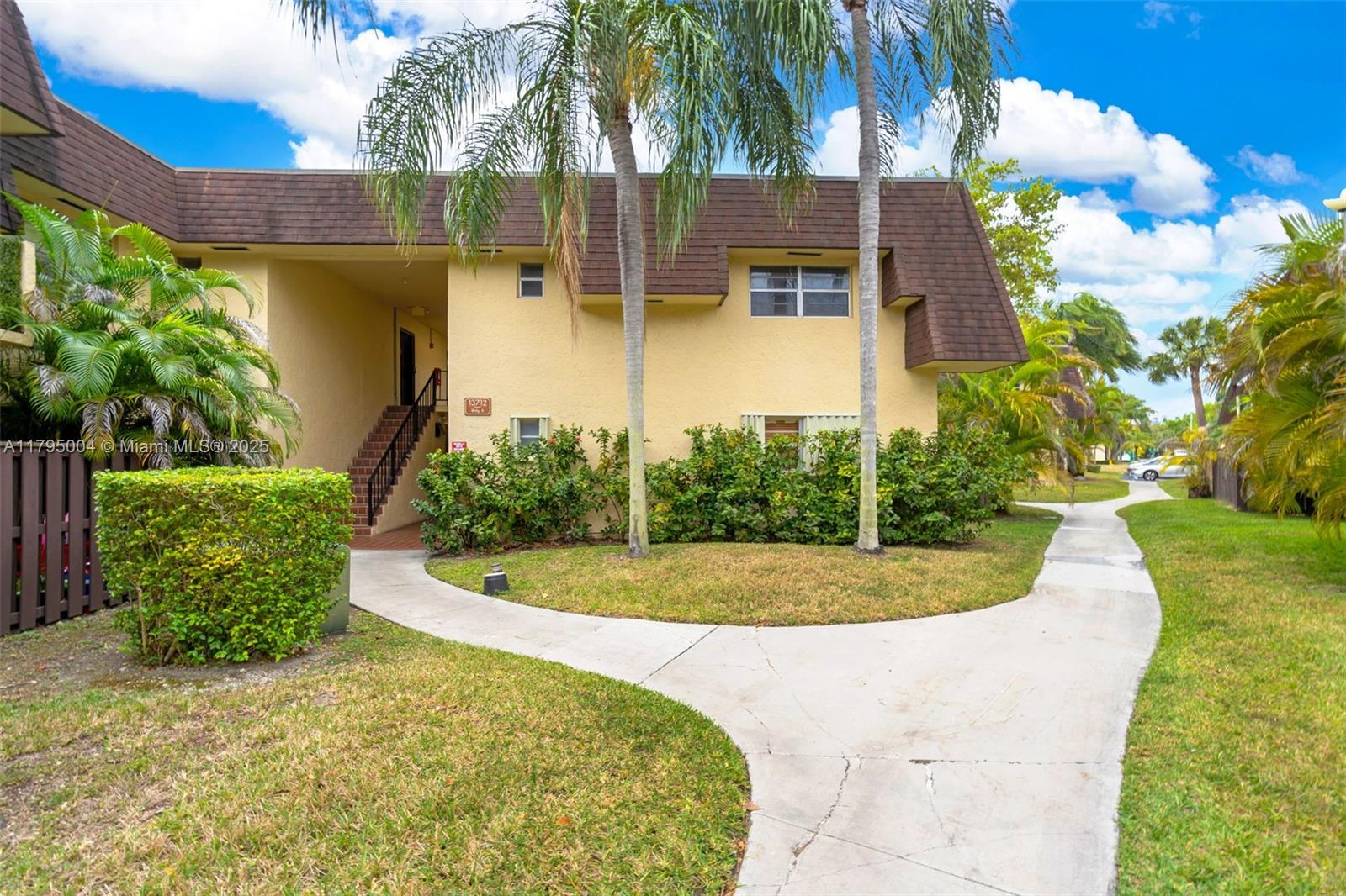 Rental Property at 13712 Sw 90th Ave 23, Miami, Broward County, Florida - Bedrooms: 1 
Bathrooms: 1  - $1,950 MO.