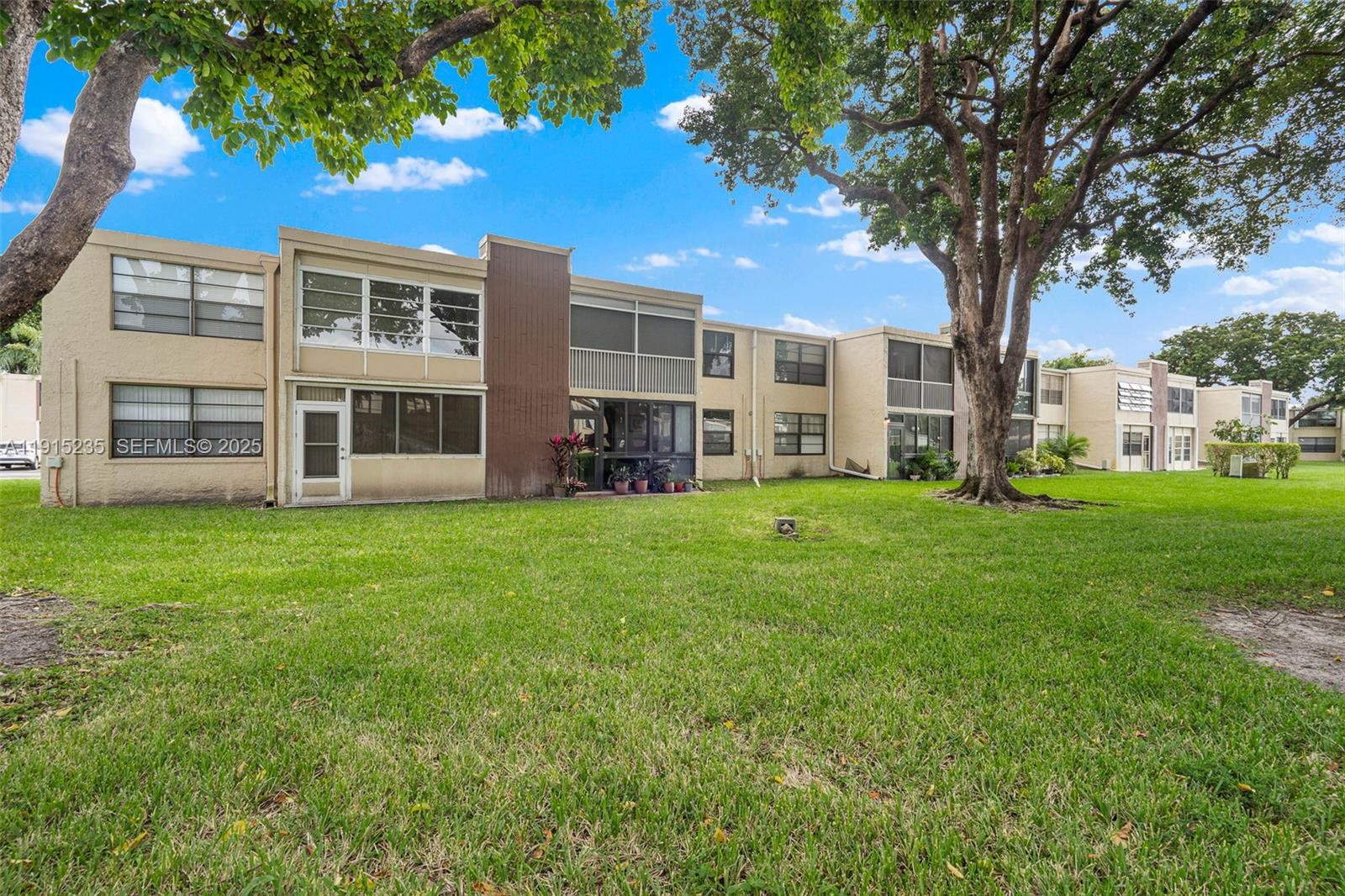 41 OF PALM SPRINGS 3 COND - Residential