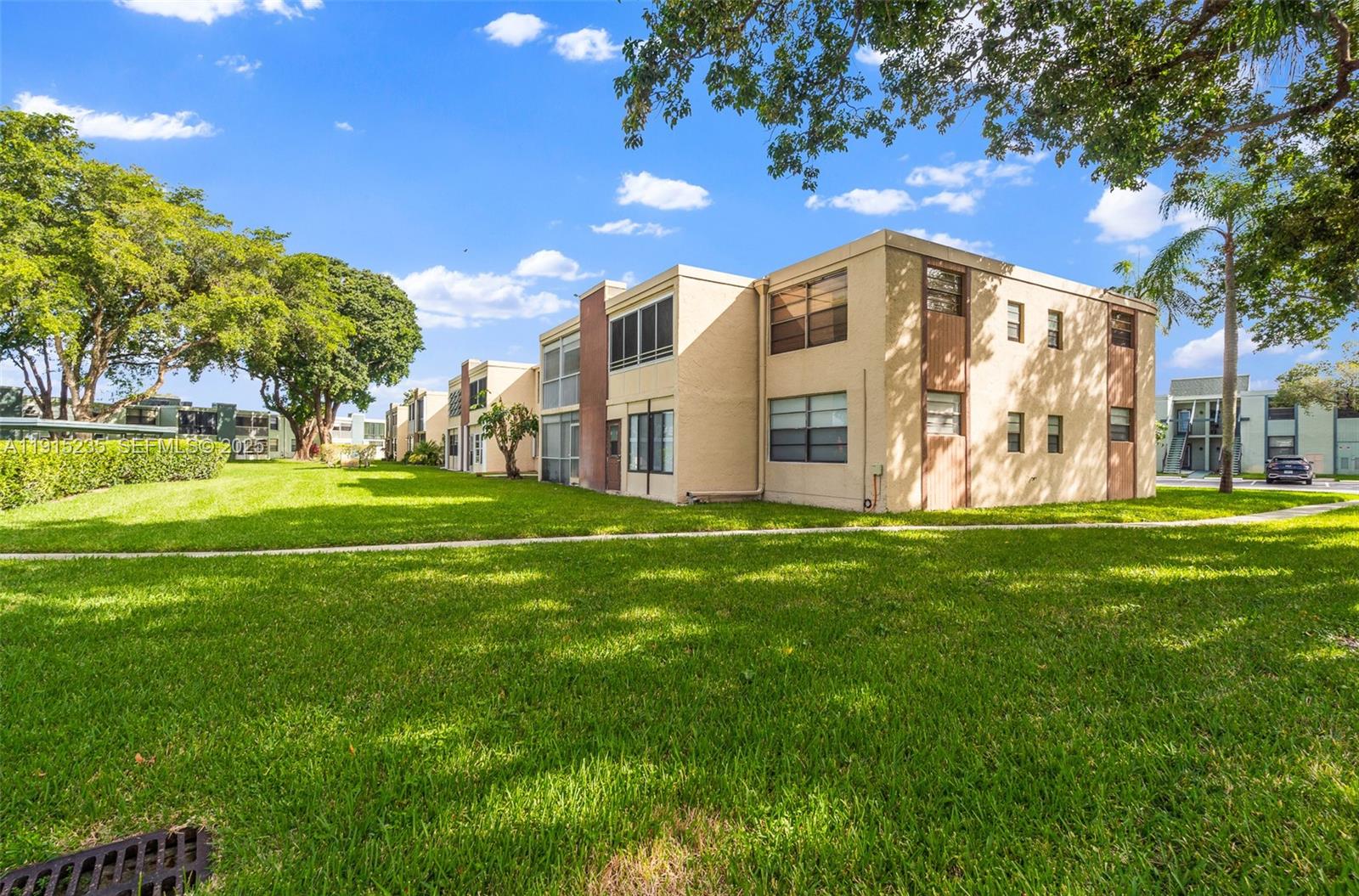 41 OF PALM SPRINGS 3 COND - Residential