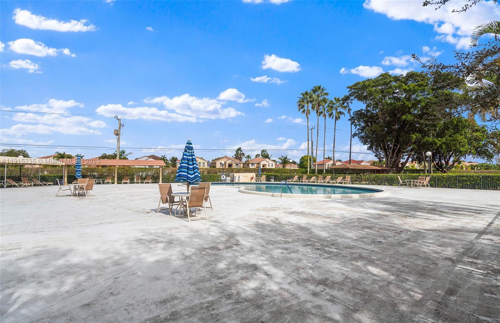 41 OF PALM SPRINGS 3 COND - Residential