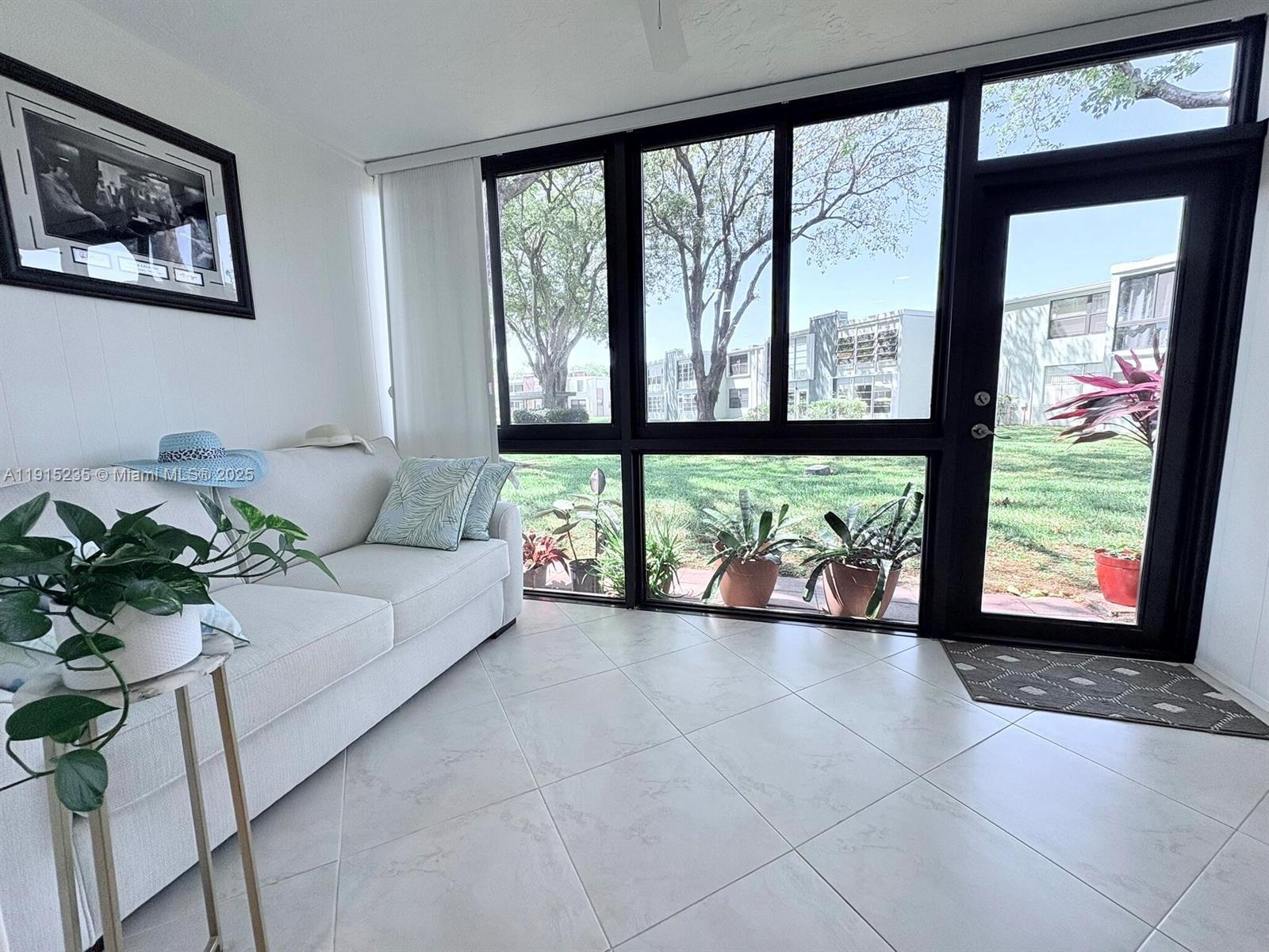 41 OF PALM SPRINGS 3 COND - Residential