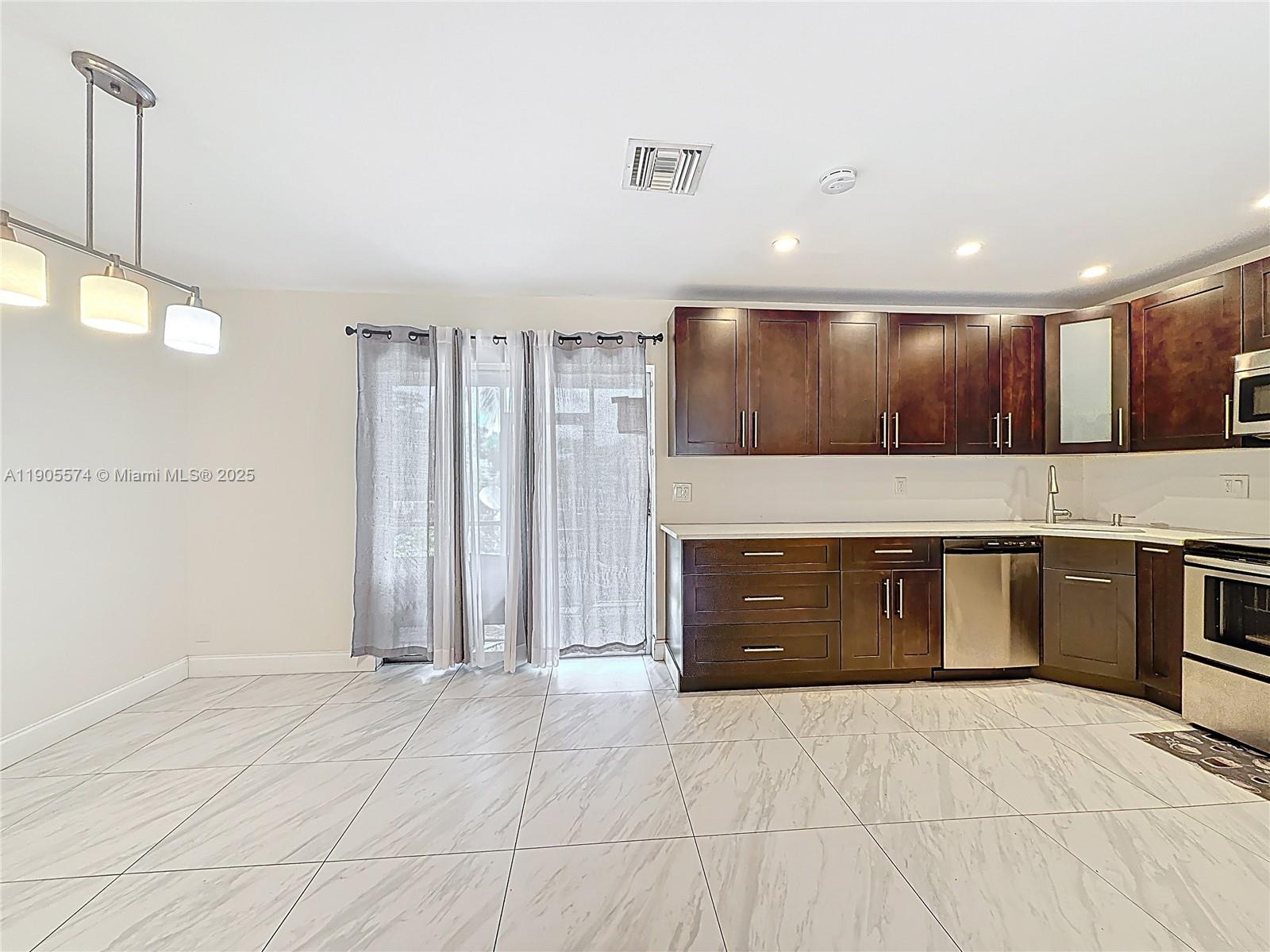 SUNRISE TOWNE PREFERRED 3 - Residential Lease