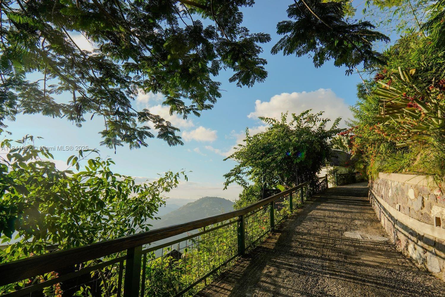 STRAWBERRY HILL HOTEL - Residential