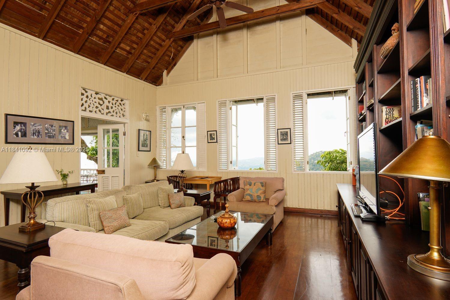 STRAWBERRY HILL HOTEL - Residential