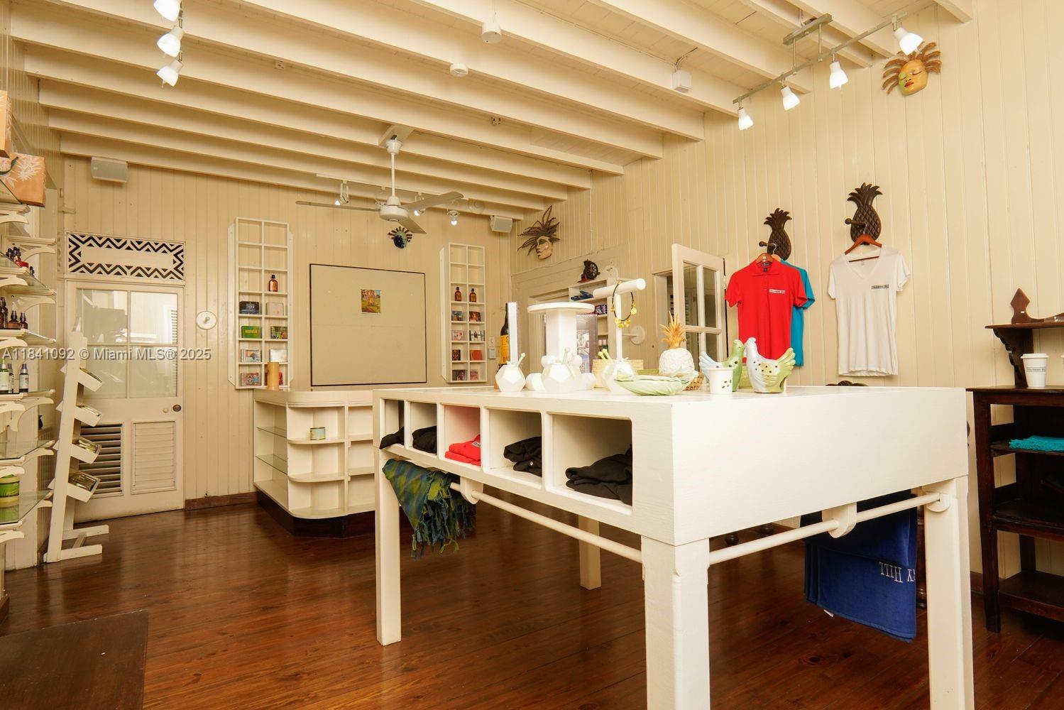 STRAWBERRY HILL HOTEL - Residential