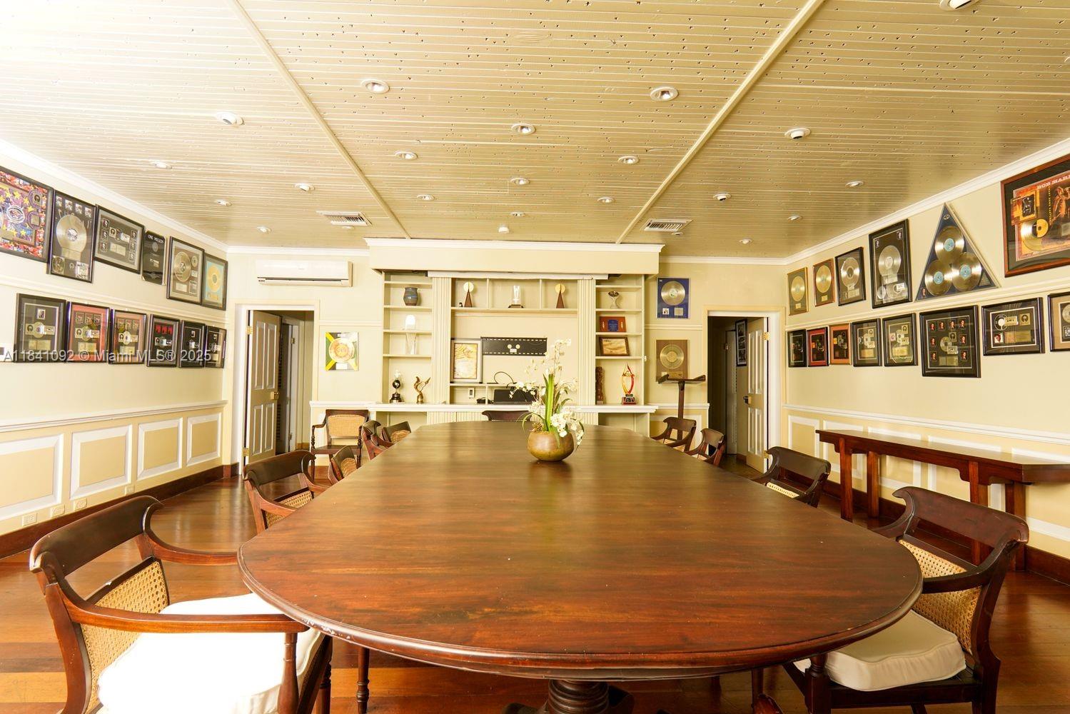 STRAWBERRY HILL HOTEL - Residential