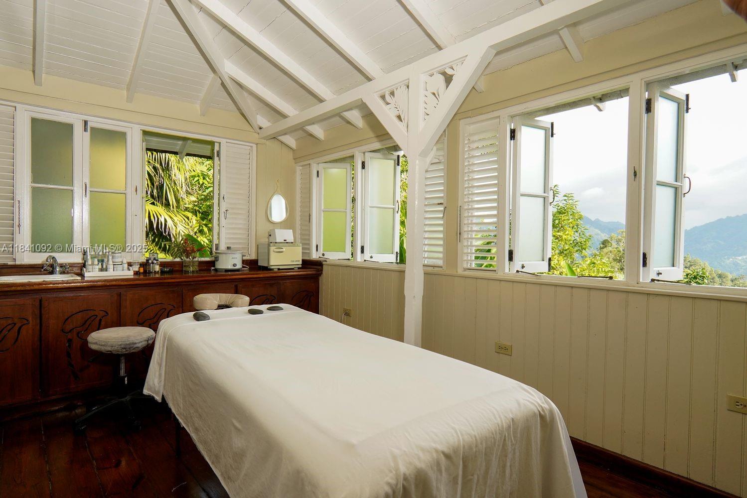 STRAWBERRY HILL HOTEL - Residential