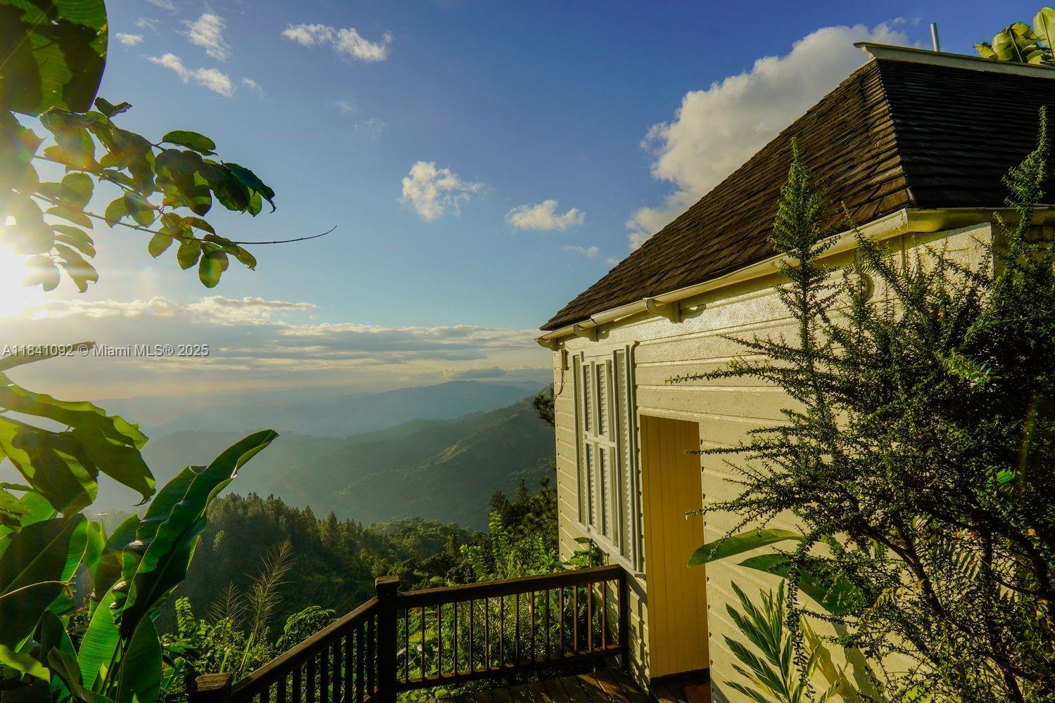 STRAWBERRY HILL HOTEL - Residential