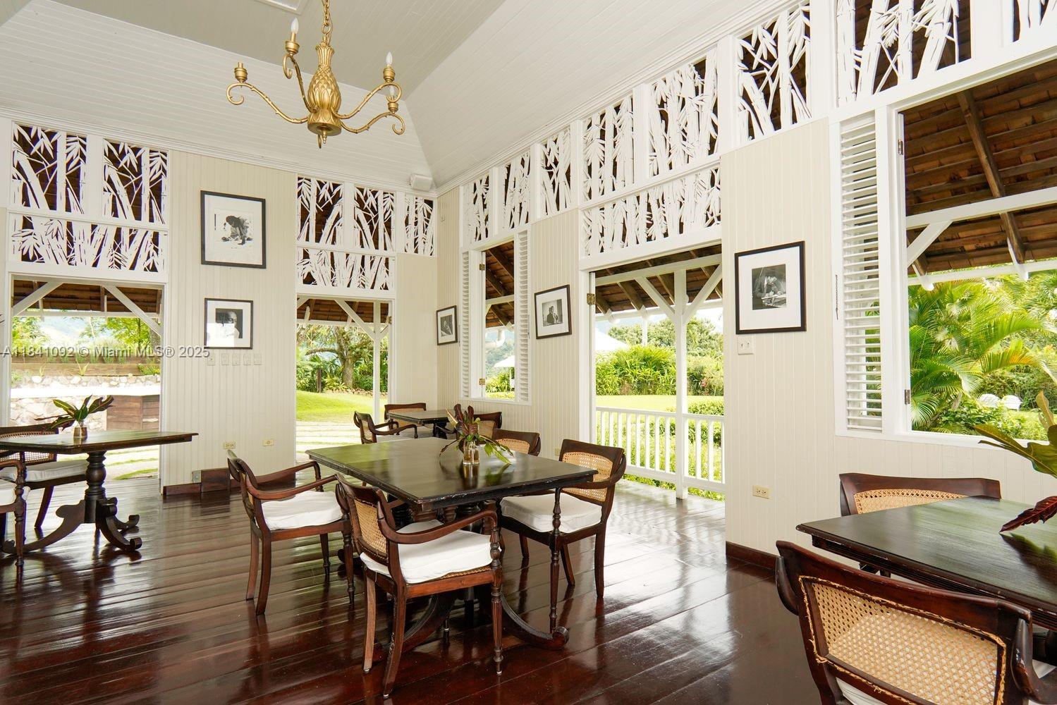 STRAWBERRY HILL HOTEL - Residential