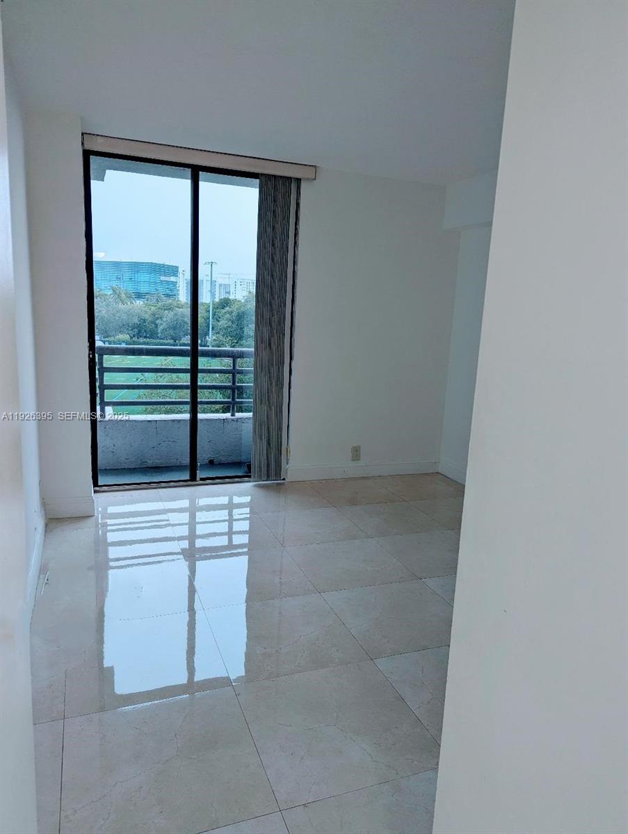 PARC CENTRAL AVENTURA SOU - Residential Lease