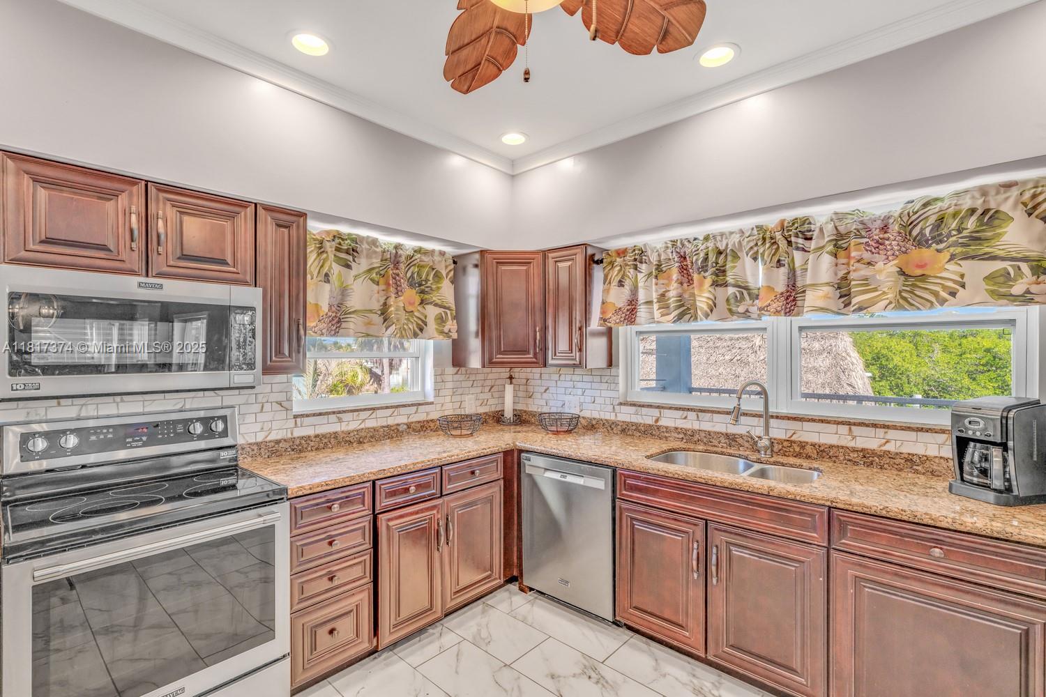 COCO PLUM BEACH - Residential
