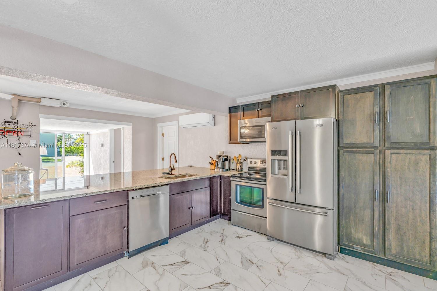 COCO PLUM BEACH - Residential