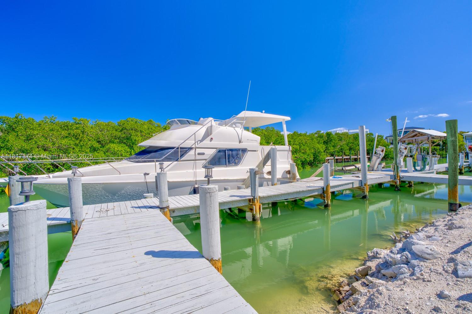 COCO PLUM BEACH - Residential