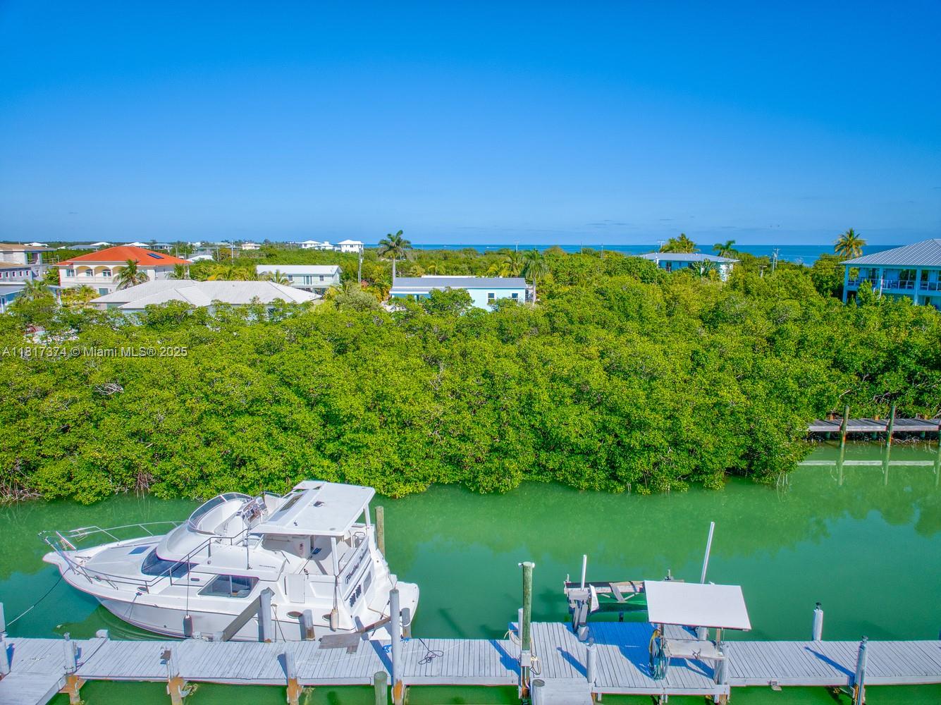 COCO PLUM BEACH - Residential