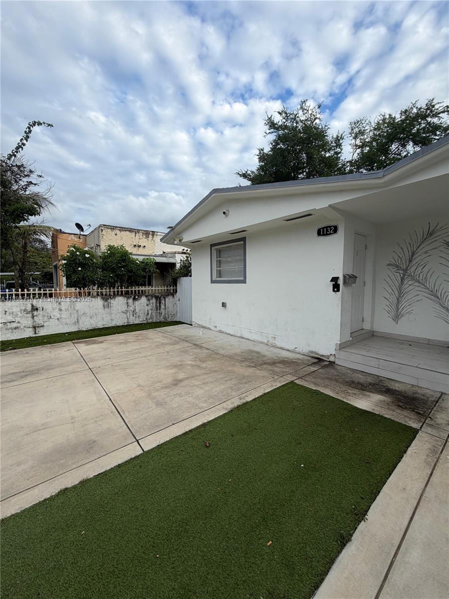 Enjoy a stylish experience at this centrally-located home. Spacious two bedroom, 1 bath stocked with living necessities. A total of 5 minutes from Wynwood (great food, bars, and ambiance). 10 minutes from bayside which overlooks ocean views with spectacular sunrises. 20 mins from the famous South Beach. Minutes from the luxurious Brickell city center Mall in the heart of Brickell. 5 mins from Miami International Airport. Main hospital 5 mins away.
Private parking on property.
NO SUBLEASING.