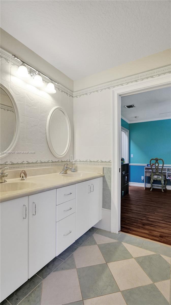 ROLLING HILLS GOLF ESTATE - Residential