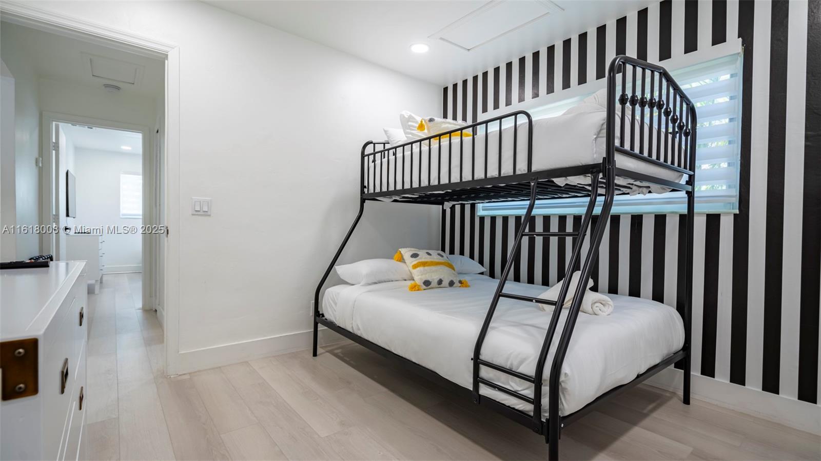 HOLLYWOOD LAKES SEC - Residential