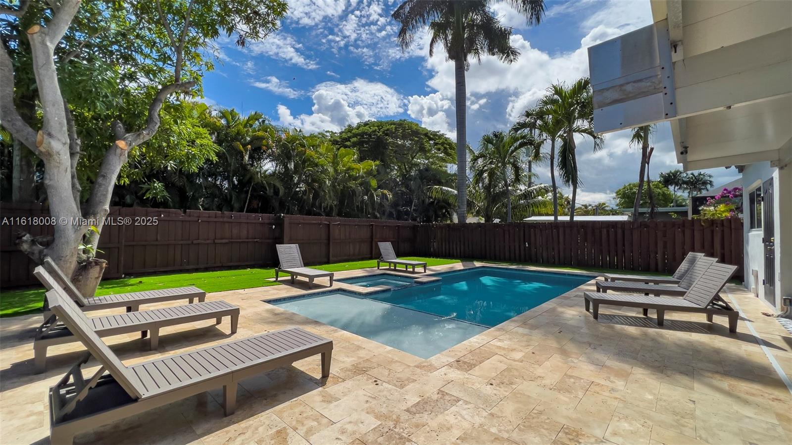 HOLLYWOOD LAKES SEC - Residential