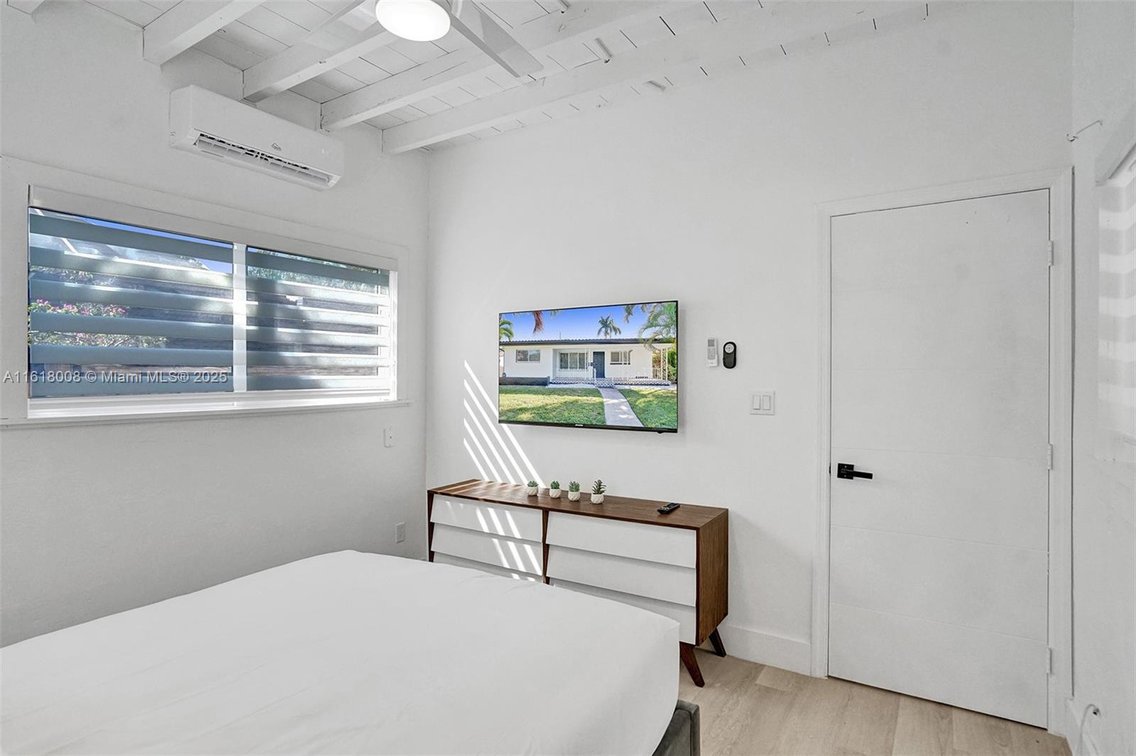 HOLLYWOOD LAKES SEC - Residential