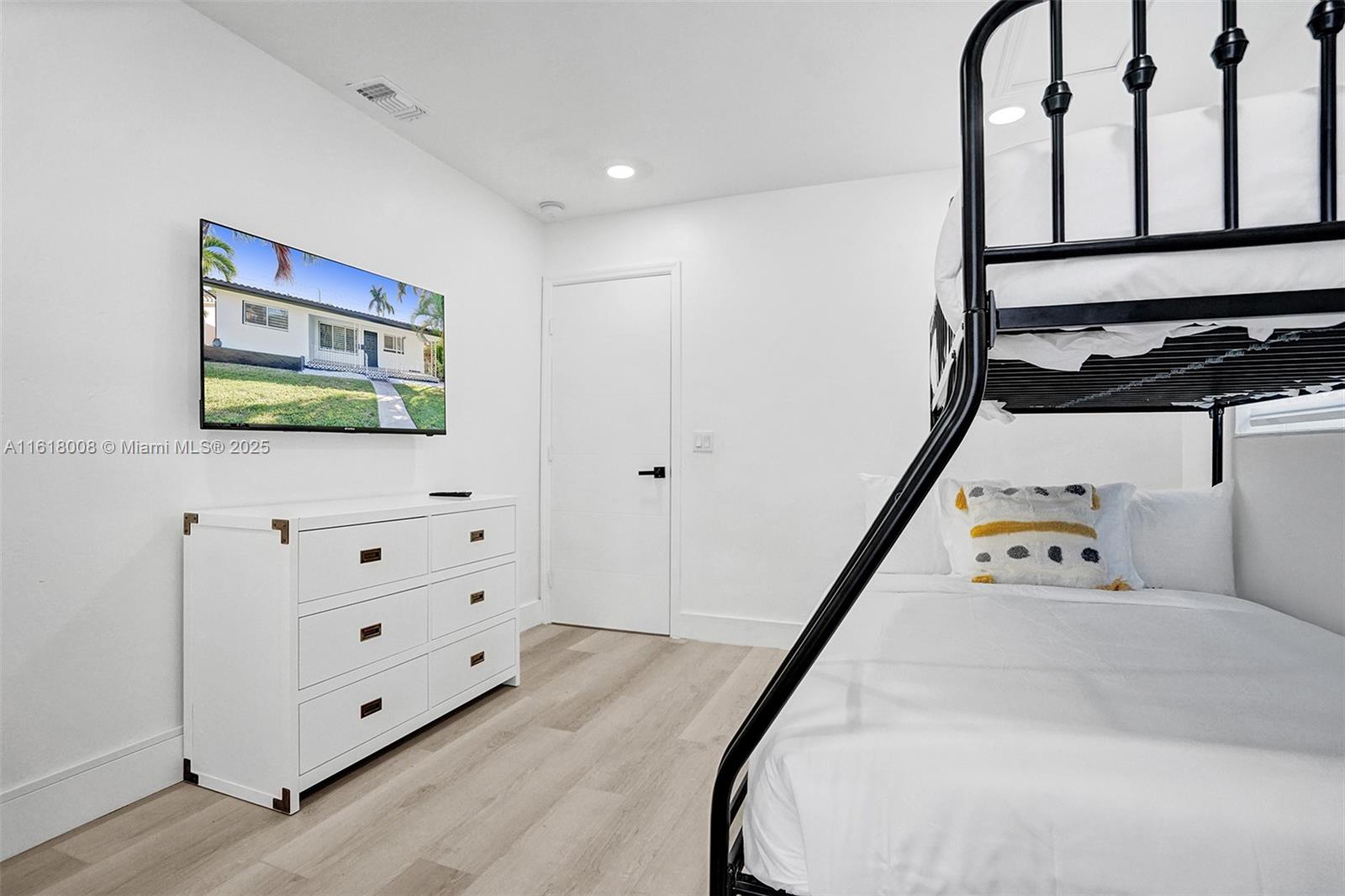 HOLLYWOOD LAKES SEC - Residential