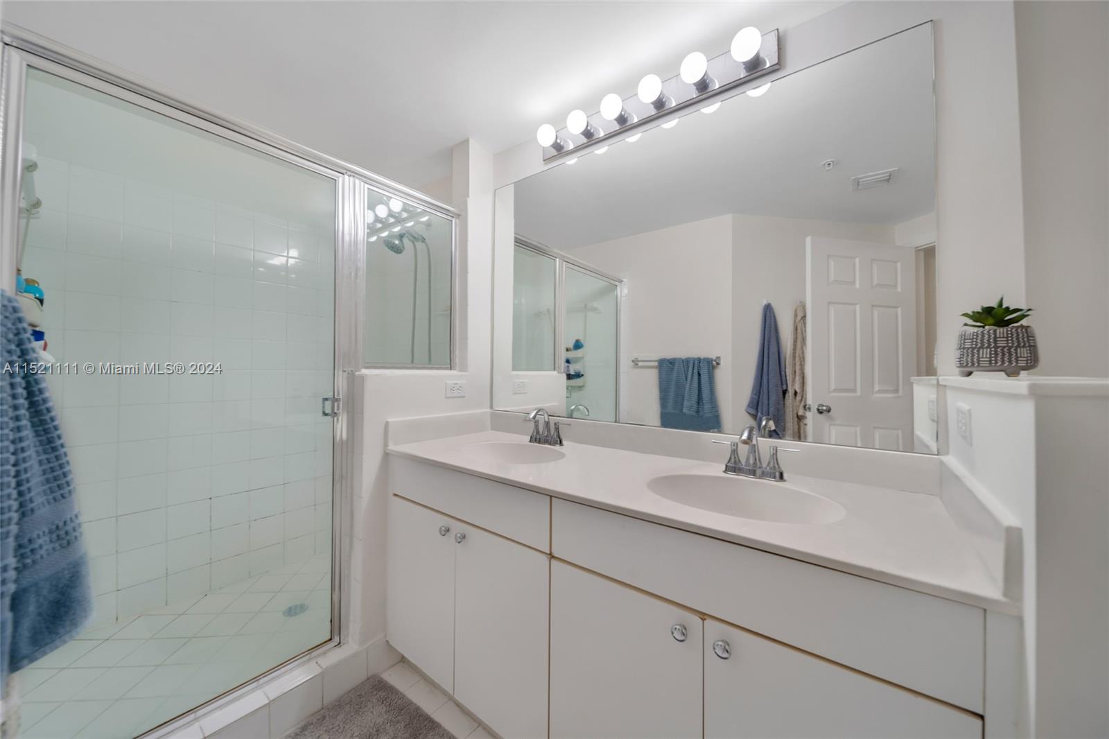 PORTO BELLAGIO CONDO - Residential