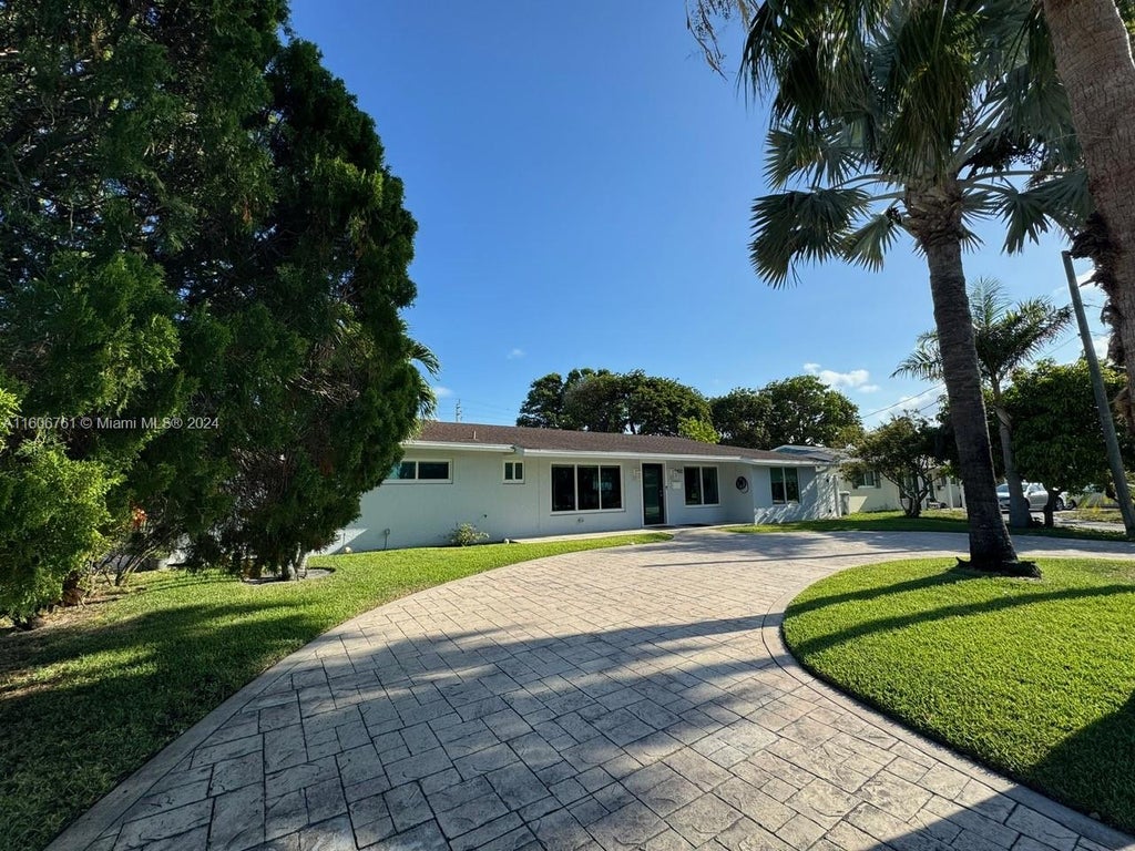 Photo of 2432 SE 13th St, Pompano Beach, FL 33062 (MLS # A11606761)