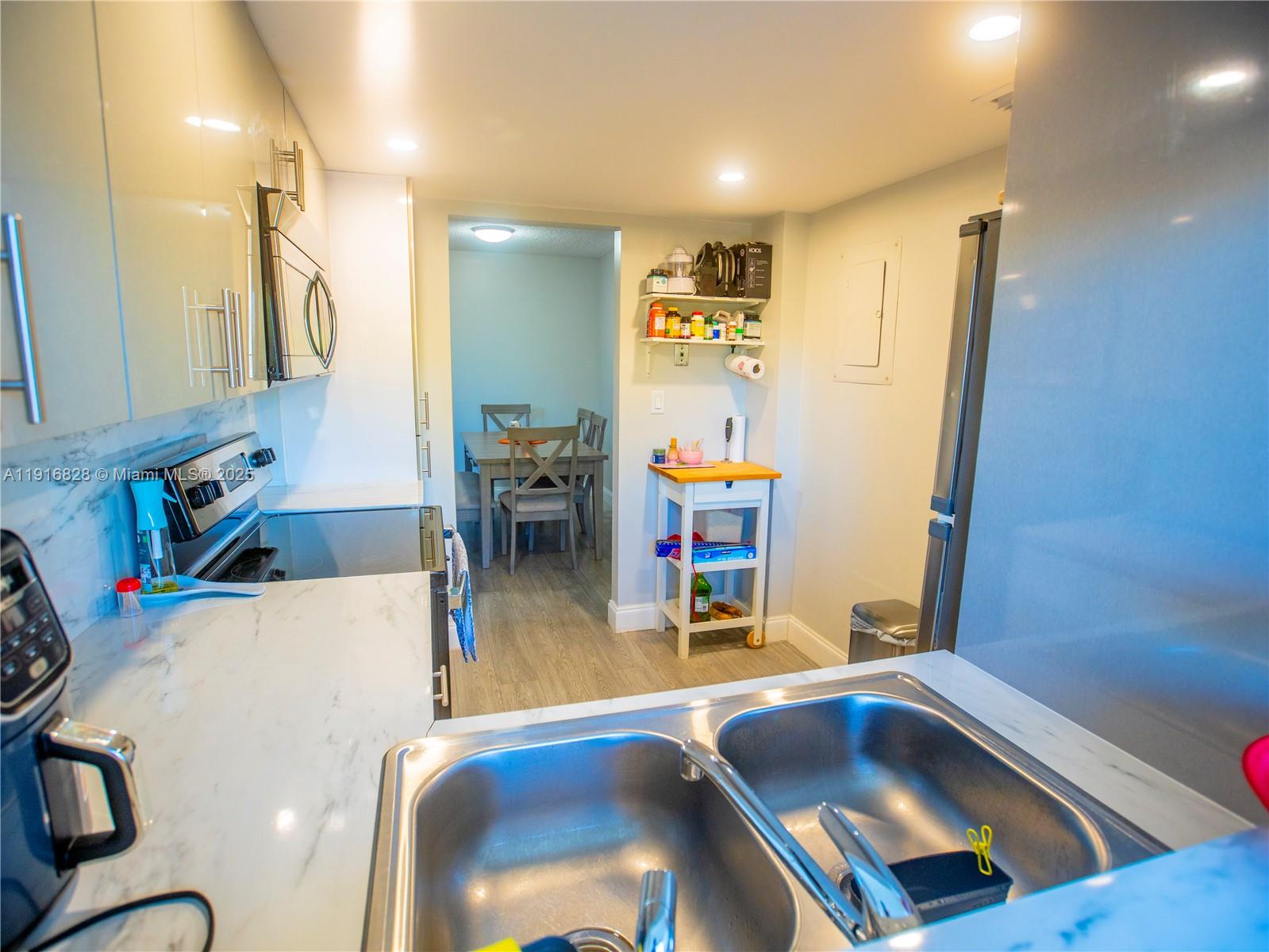 VERSAILLES GARDENS II CON - Residential Lease