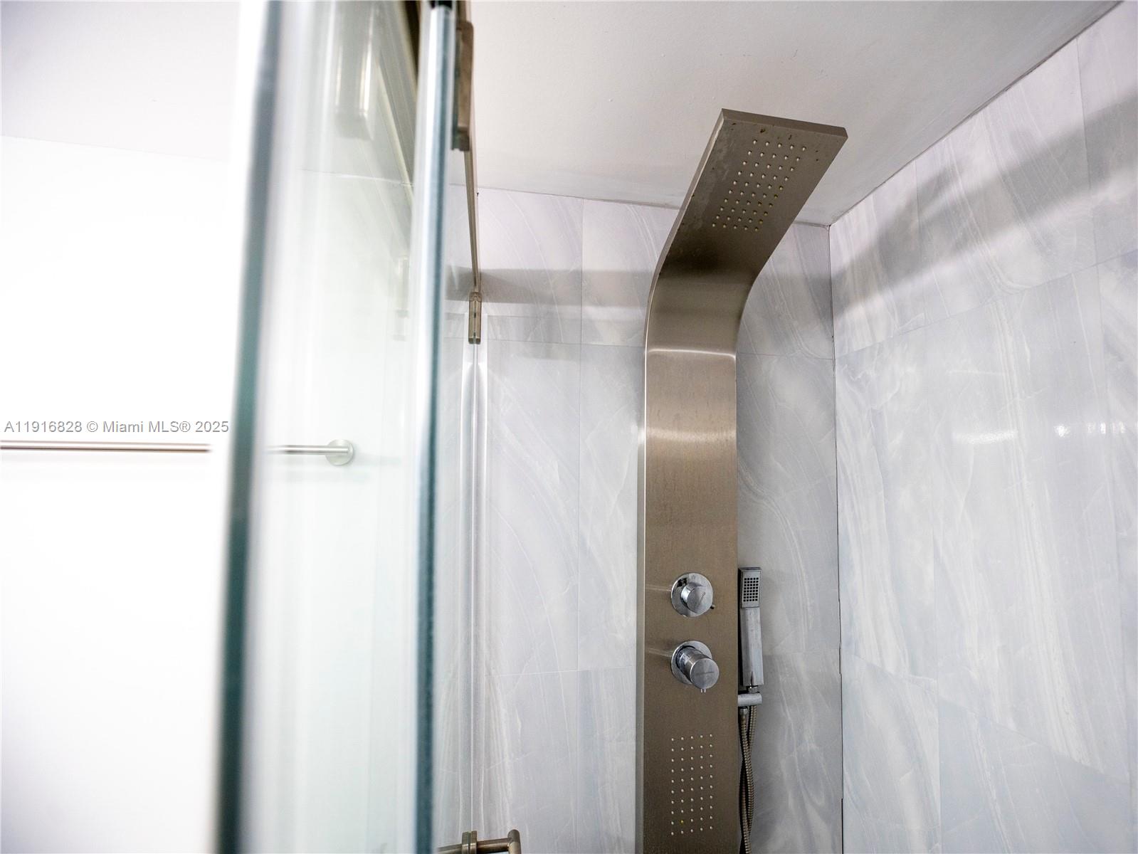 VERSAILLES GARDENS II CON - Residential Lease