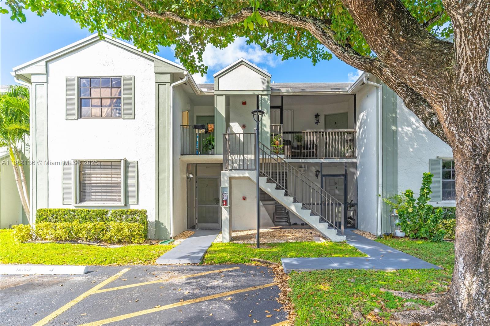 LAKESHORE CONDO #9 - Residential