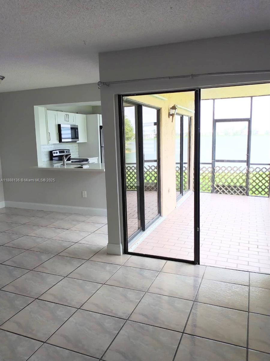 LAKESHORE CONDO #9 - Residential