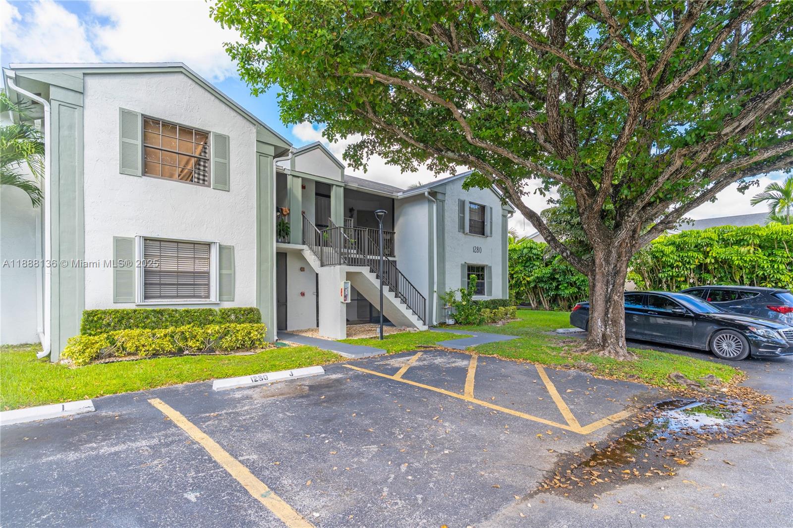 LAKESHORE CONDO #9 - Residential