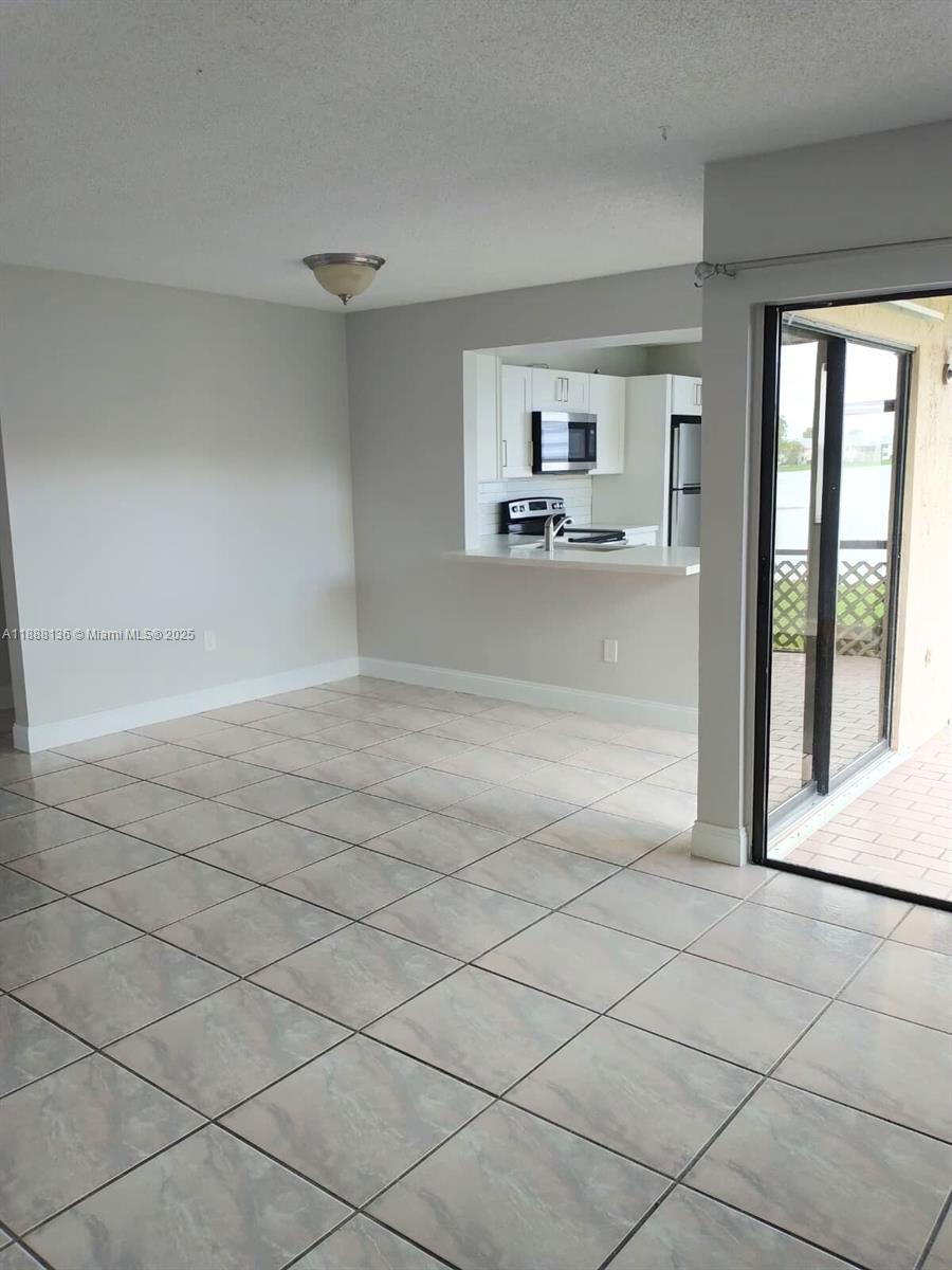 LAKESHORE CONDO #9 - Residential