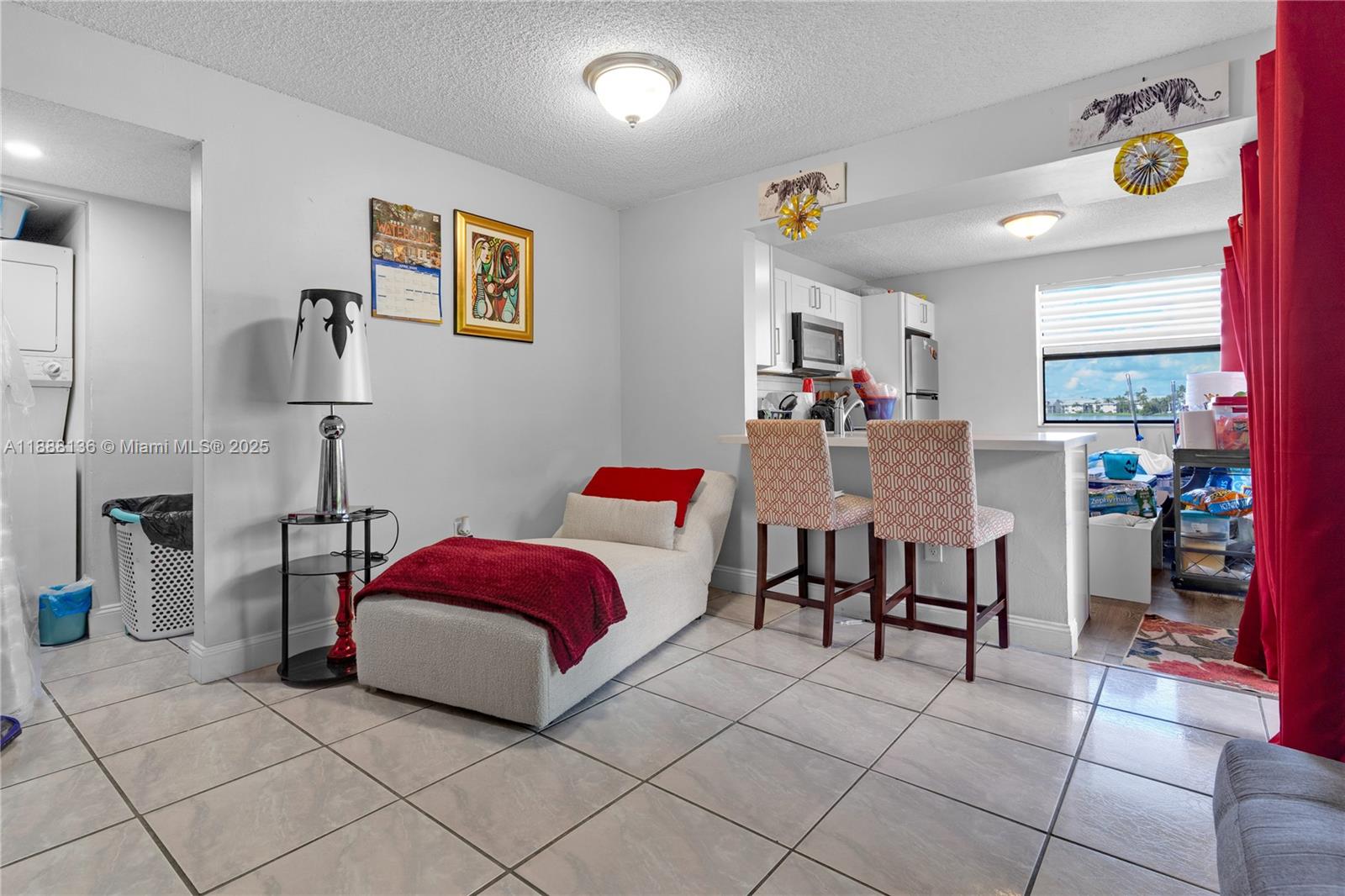 LAKESHORE CONDO #9 - Residential