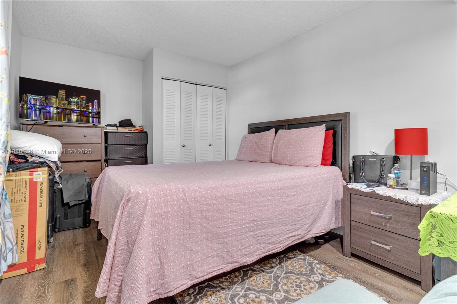 LAKESHORE CONDO #9 - Residential