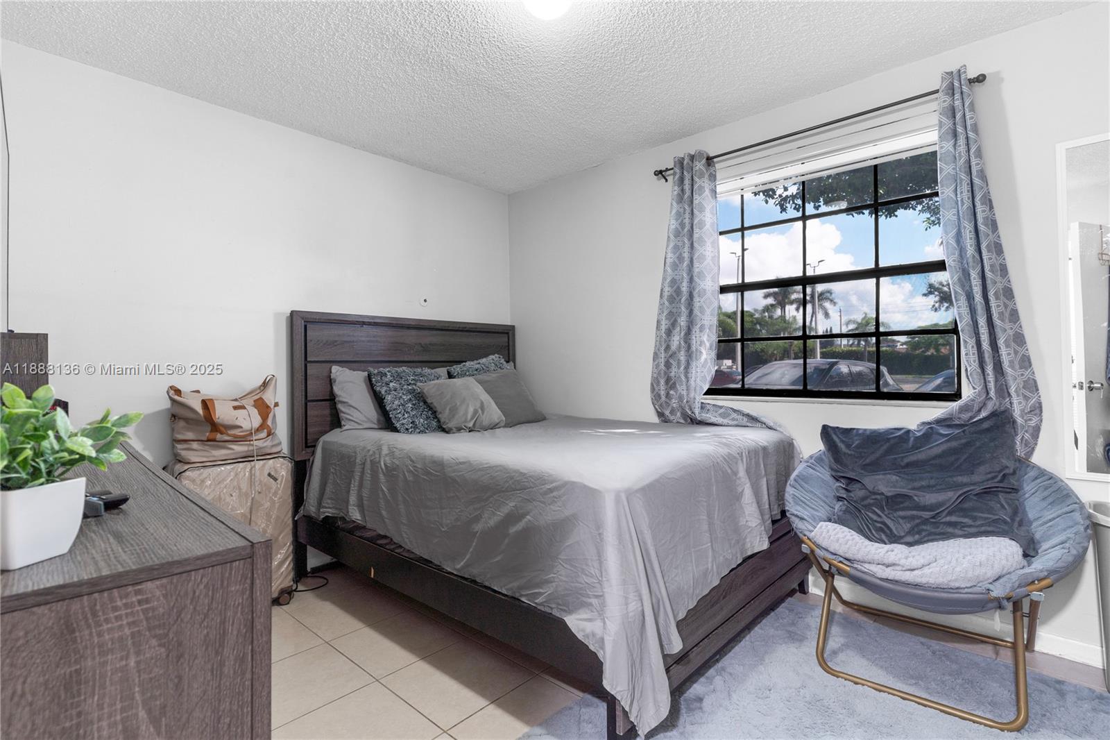 LAKESHORE CONDO #9 - Residential