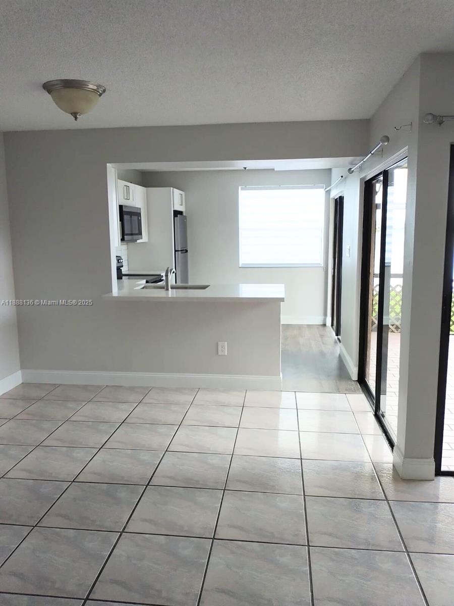 LAKESHORE CONDO #9 - Residential