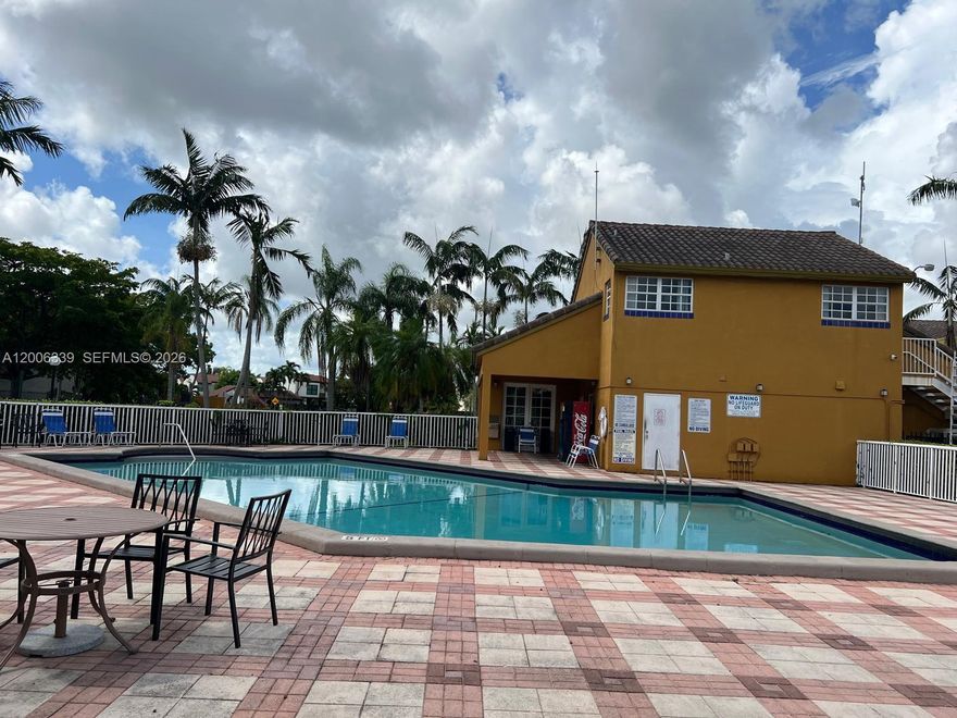 Great apartment 2 bedrooms 2 bathrooms, with balcony on 3rd Floor, high ceilings, renovated, 1 parking space assigned. Low HOA. Do not miss this opportunity