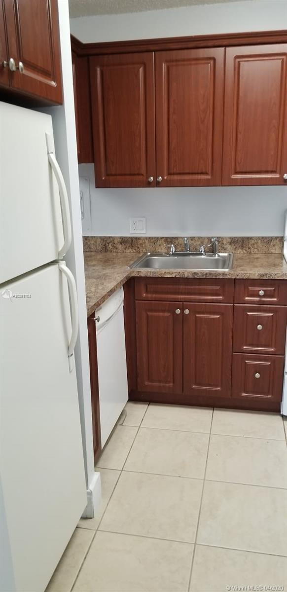 THE MEADOWS LAKE NORTH CO - Residential Lease