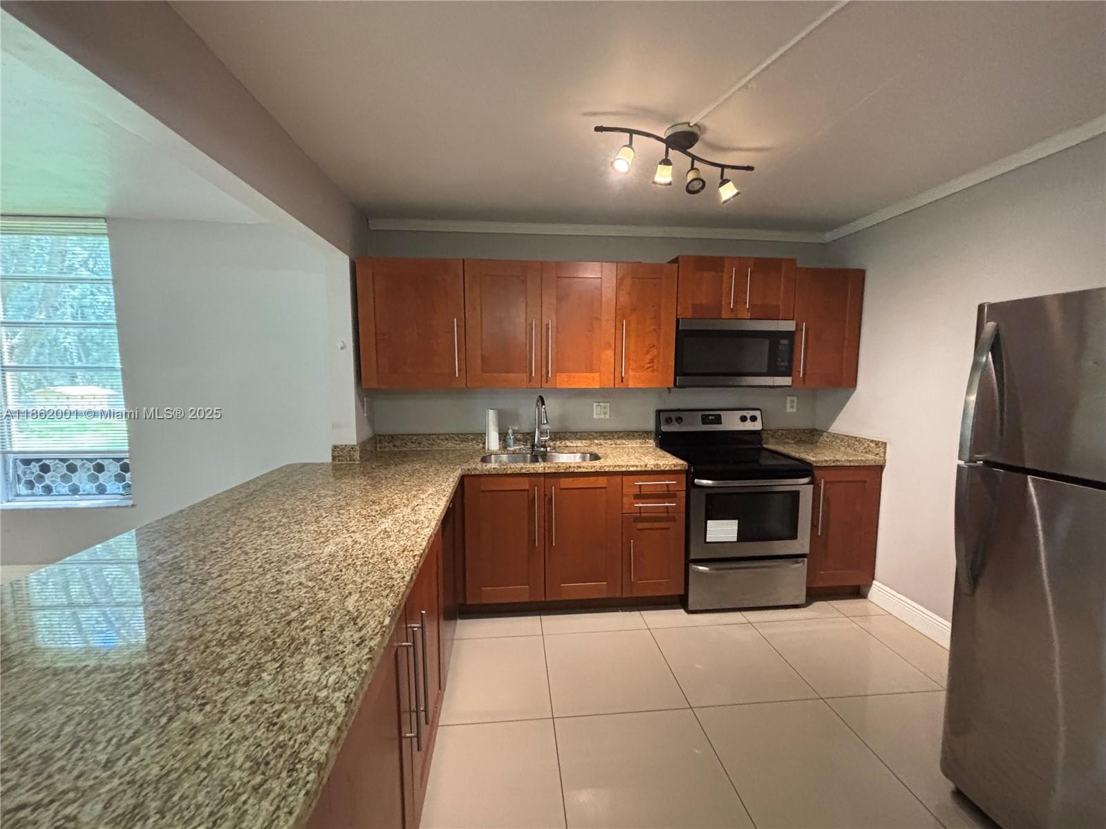 BEAUTIFUL APARTMENT READY TO MOVE IN! GATED COMMUNITY! FRESHLY PAINTED, GOLF VIEW, VERY QUIET COMMUNITY, POOL, GYM, TENNIS COURT, EXCELLENT ACCESS TO 595 AND SAWGRASS EXPRESSWAY.