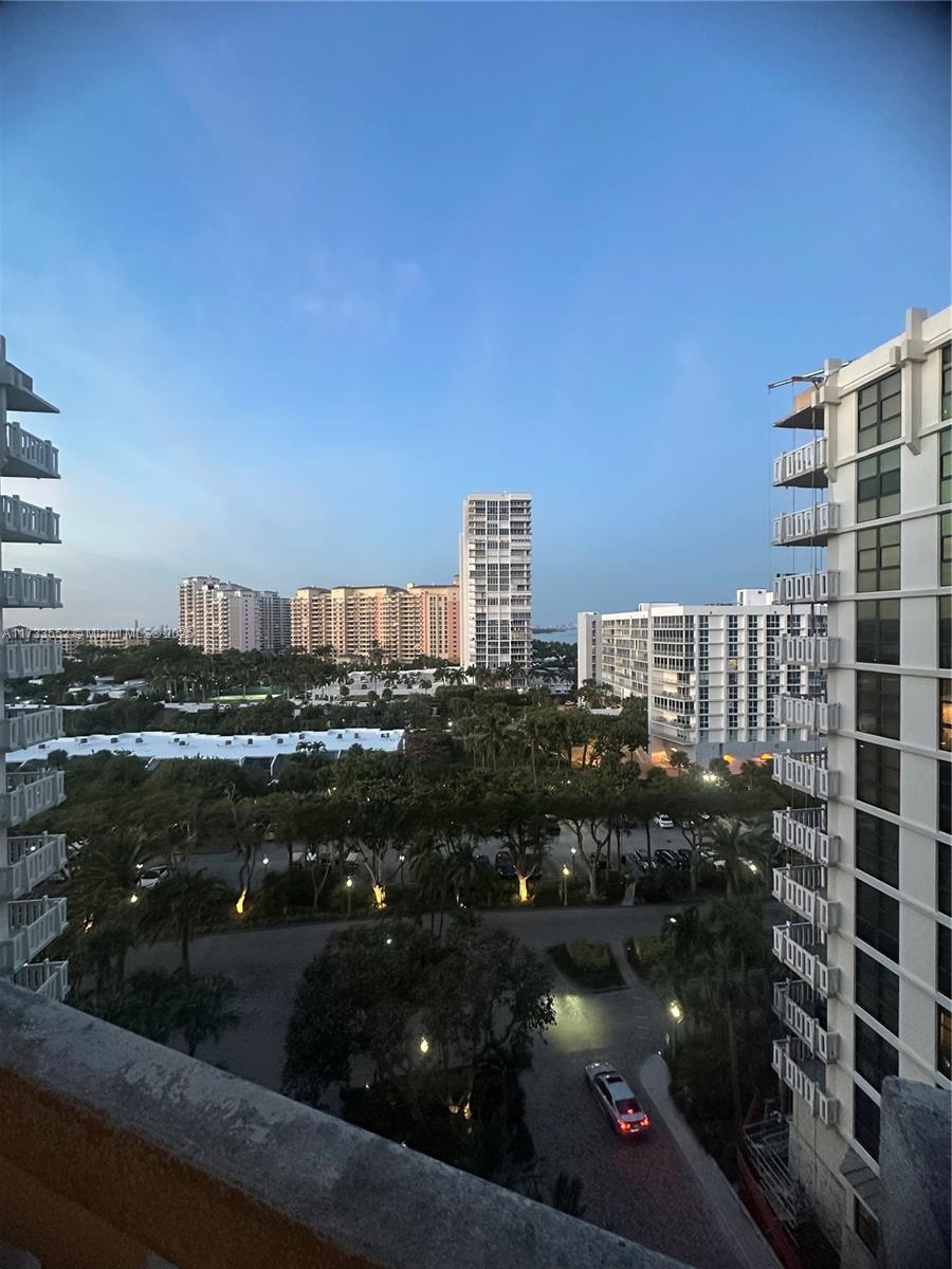 TOWERS OF KEY BISCAYNE CON - Residential