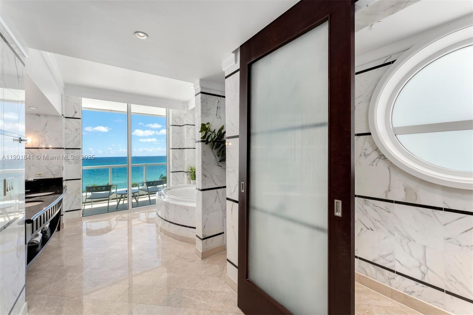 FONTAINEBLEAU III OCEAN C - Residential
