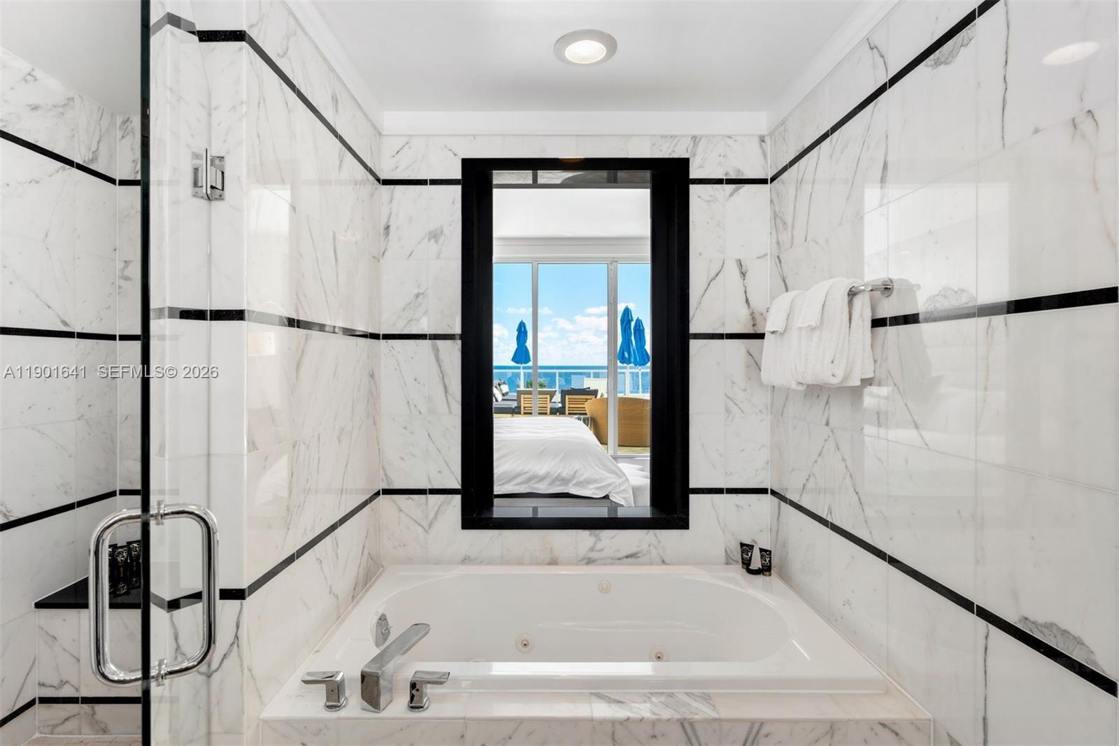 FONTAINEBLEAU III OCEAN C - Residential