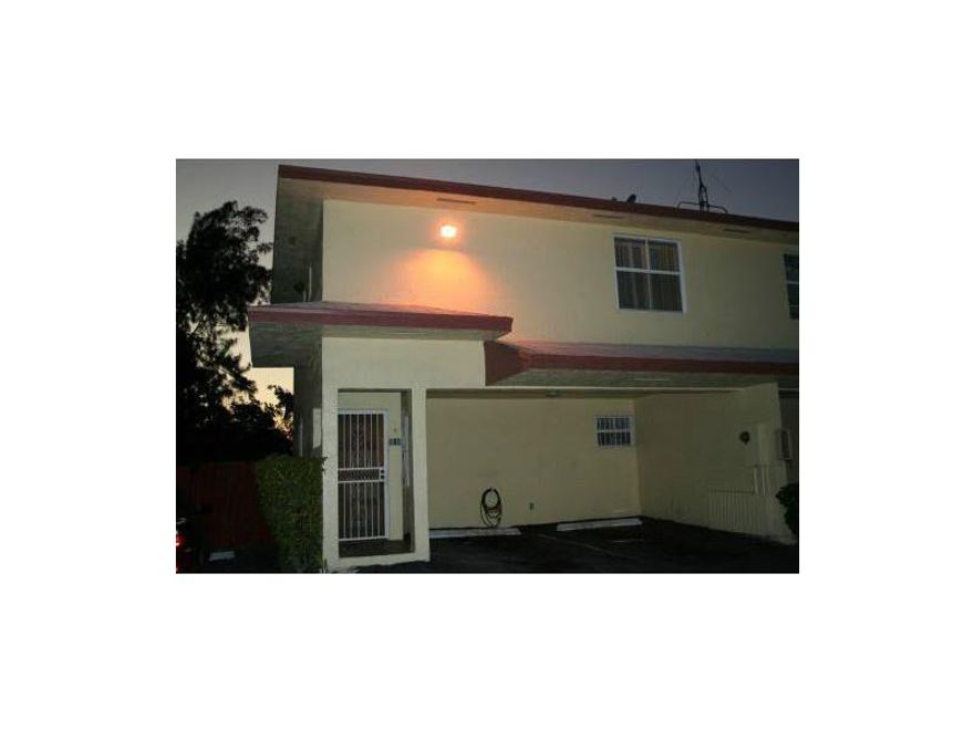 Great starter home near magnet schools. Updated kitchen with beautiful granite countertops. Master has ensuite bathroom and walk-in closet. Washer/Dryer inside unit. Small patio/yardperfect for pets. Near to Johnson & Wales and Barry University and Aventu ra Mall. Owner motivated to sell.