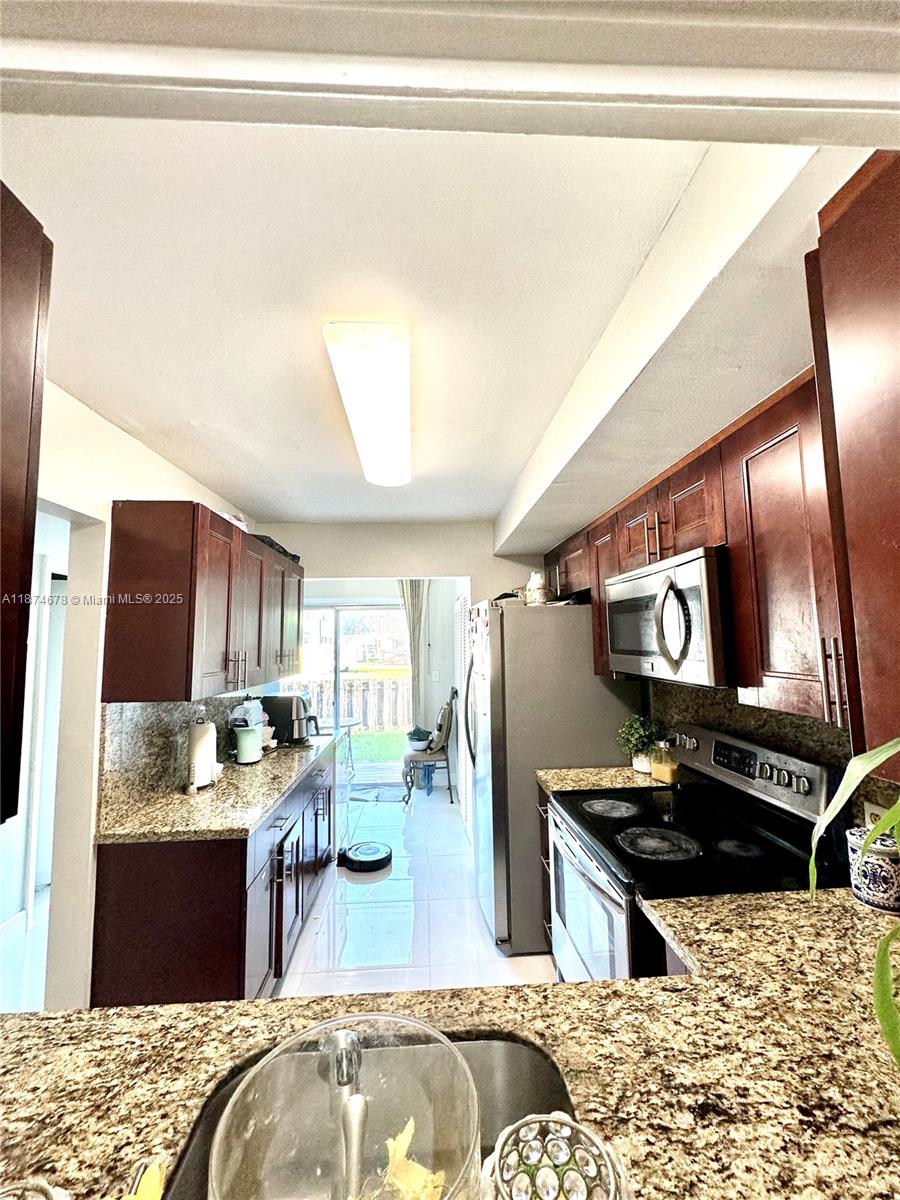 PARK PLAZA TOWNHOUSES CON - Residential