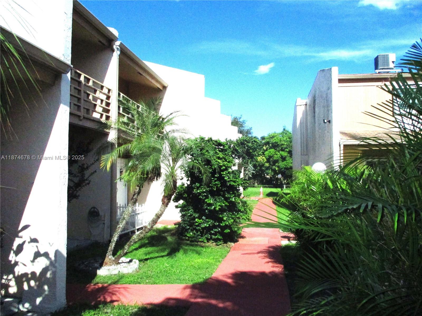 PARK PLAZA TOWNHOUSES CON - Residential