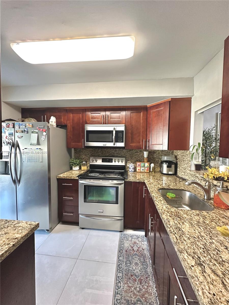 PARK PLAZA TOWNHOUSES CON - Residential