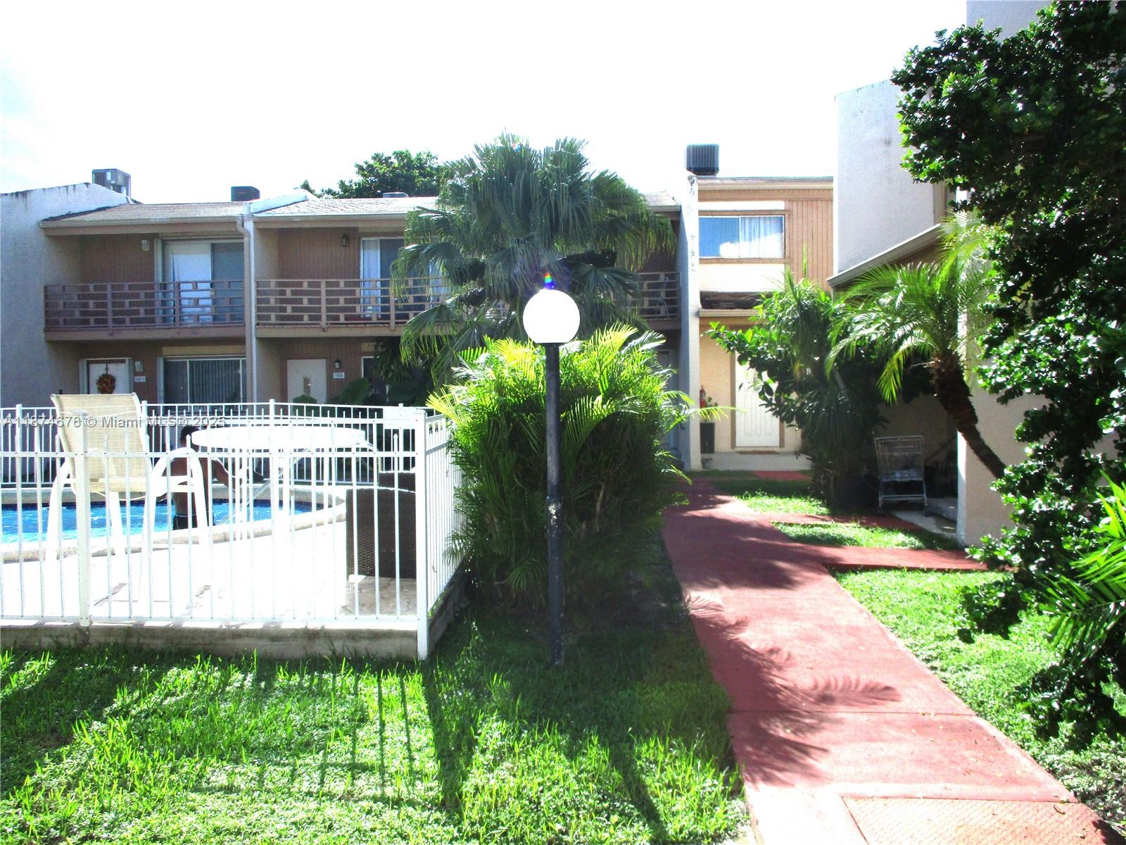 PARK PLAZA TOWNHOUSES CON - Residential