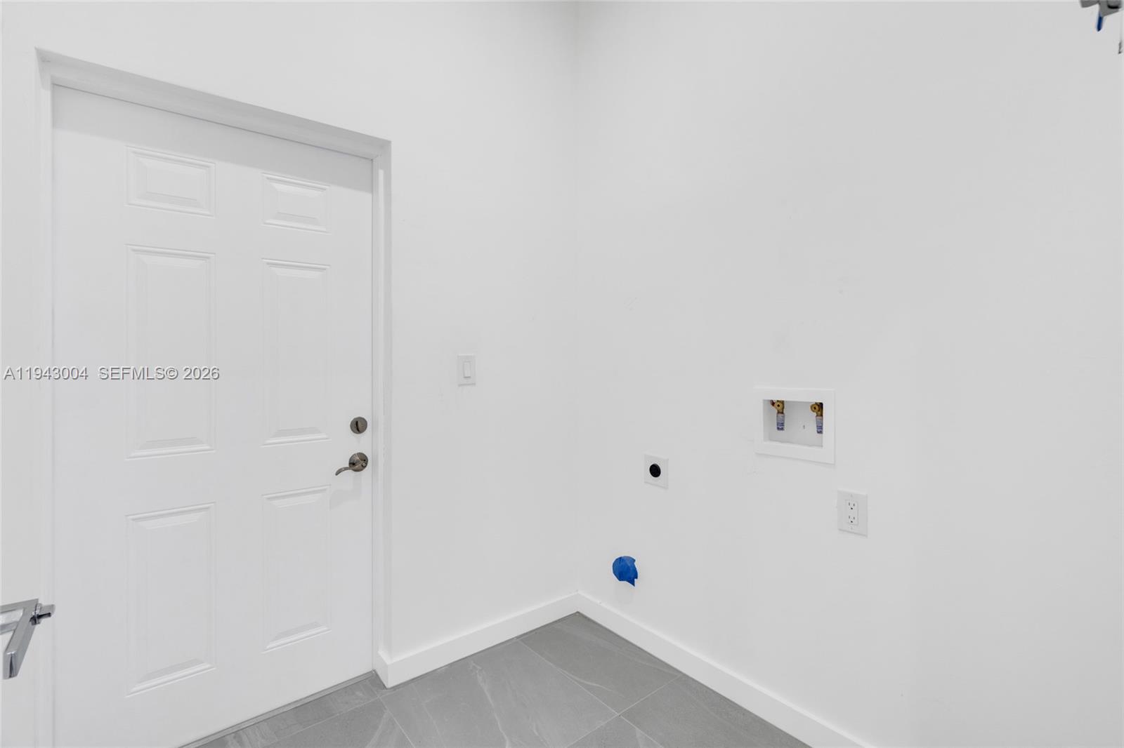 MIRROR LAKES - Residential