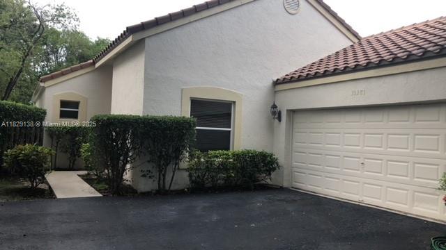 Beautiful home 3/2 vaulted ceilings Tile floor thru out Master Has Laminate floors Granite Counter tops in Kitchen, French doors, Two Car garage and Large Driveway. Community Pool, Screened Patio. Close to shopping, schools, and Chabad of Plantation Good Credit only